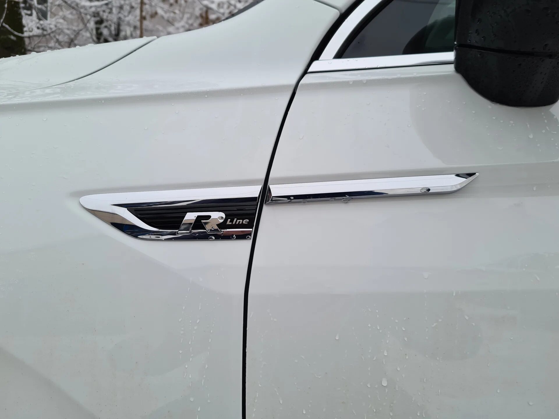 Шильдик r line. Тигуан шильдик r line. шильдик r line тигуан 2. шильдик r-line на руль tiguan.