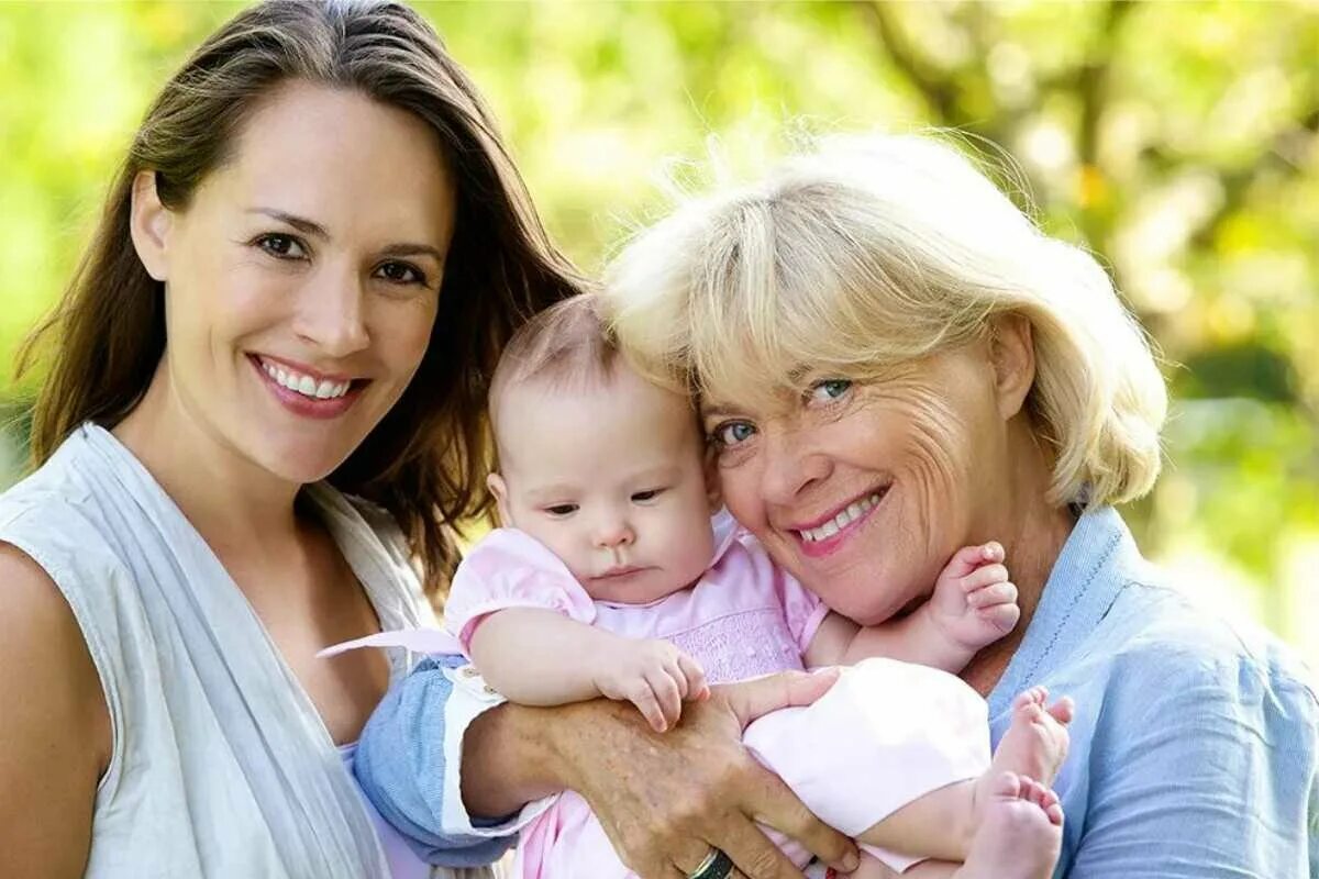 самая красивая мама. мама дочь и внук. женщина с ребенком. мама и ребенок заботы. взаимоотношения с мамой.
