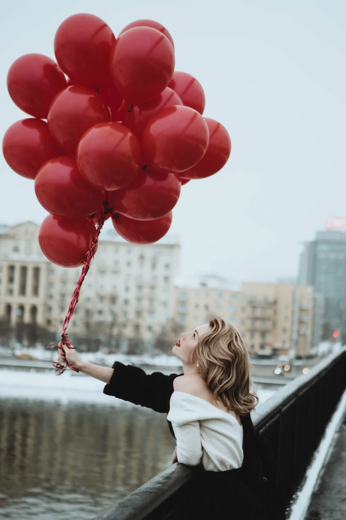 Доброе утро шарами. Девушка с воздушными шарами. Фотосессия с воздушными шариками. Красивая фотосессия с шариками. Девушка с цветами и шарами.