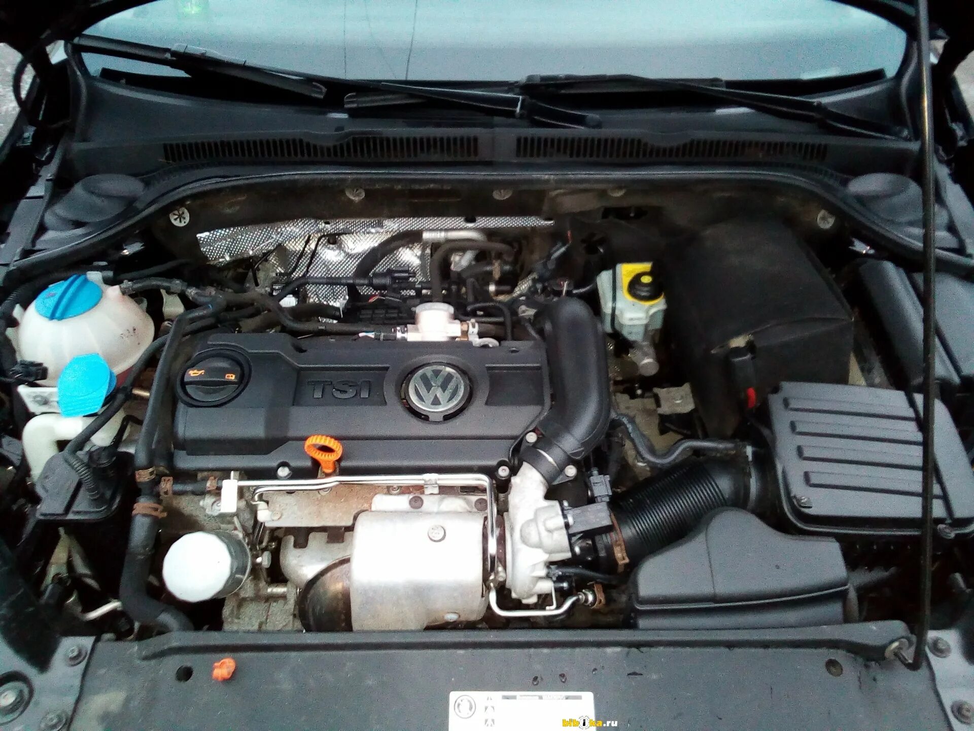 Volkswagen jetta какой двигатель. Jetta 2013 аккумулятор. Шорох двигателя Фольксваген Джетта 2013г 122 кобыл.