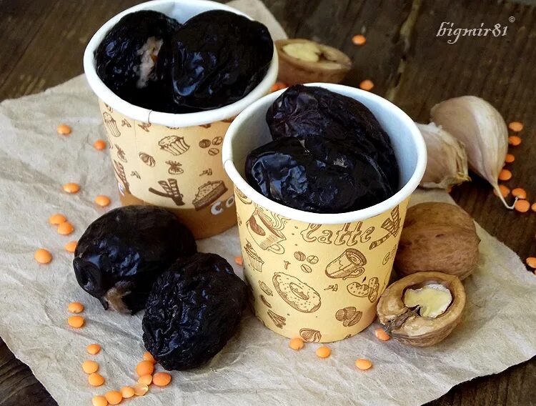 фаршированный чернослив грецким орехом. чернослив фаршированный творогом. чернослив чеснок орехи. фаршированный чернослив грецким орехом. чернослив чеснок орехи.