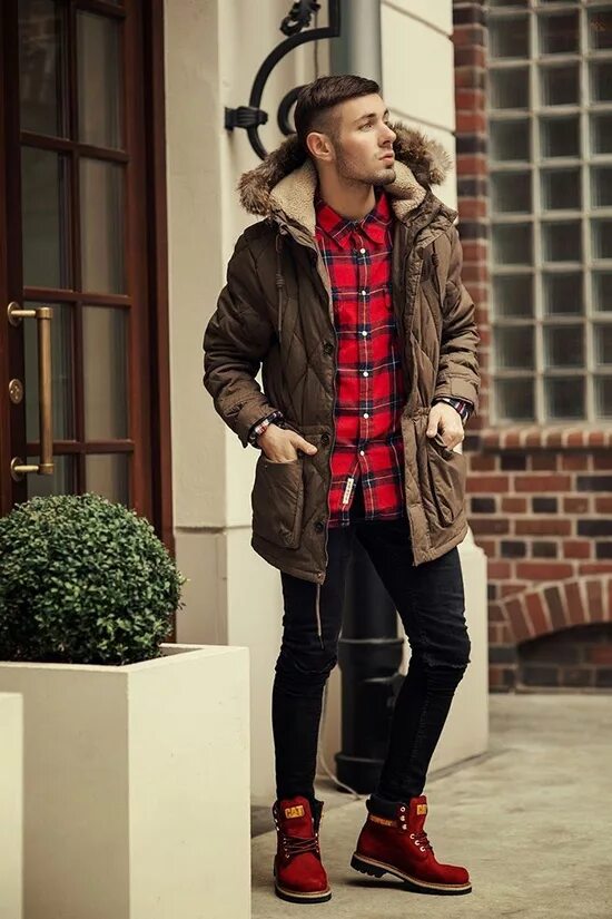 Подростковые мужские куртки. Parka Timberland Red. Парень в парке куртка. Мужские зимние ботинки с пуховиком. Мужские Луки с паркой.