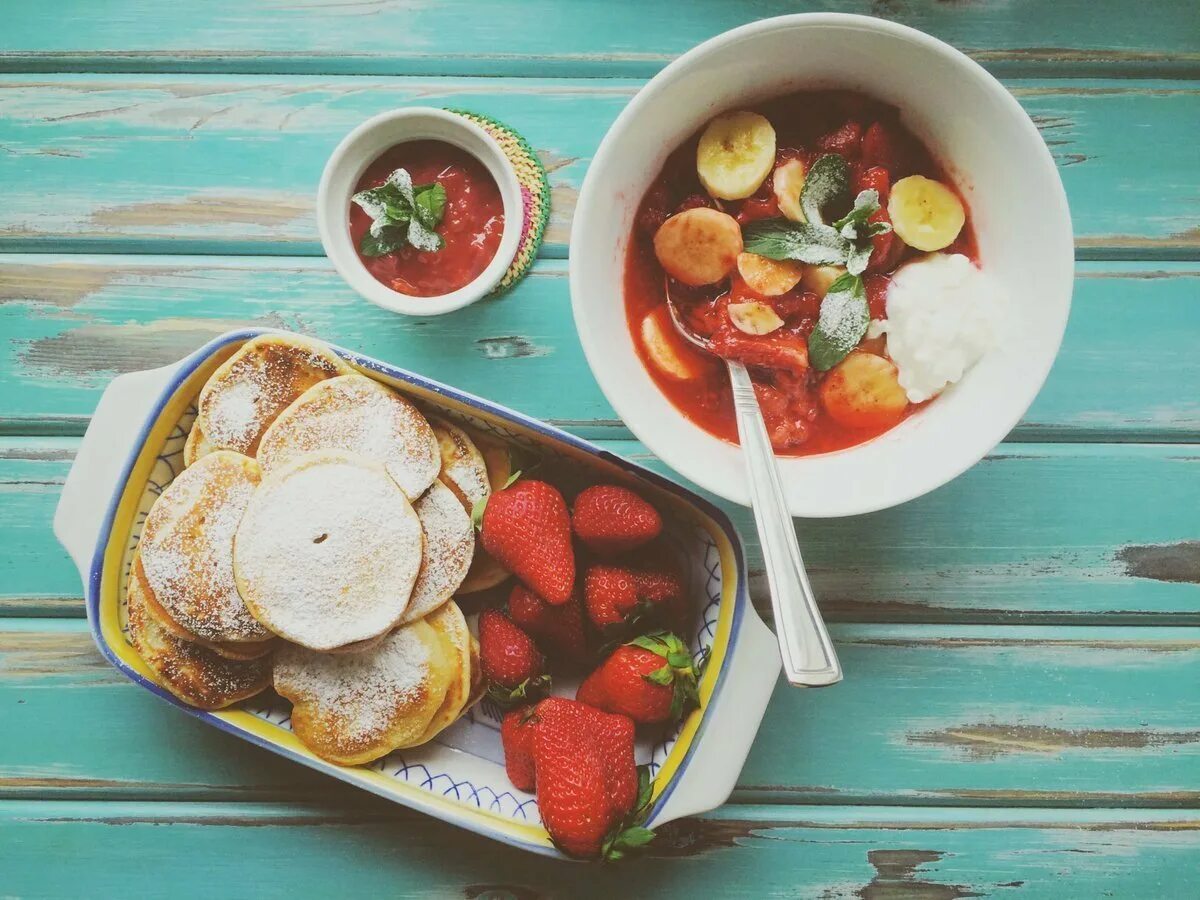 Обед на ногах. Завтрак. Красивая еда. Фотосъемка еды. Обед на деревянном фоне.