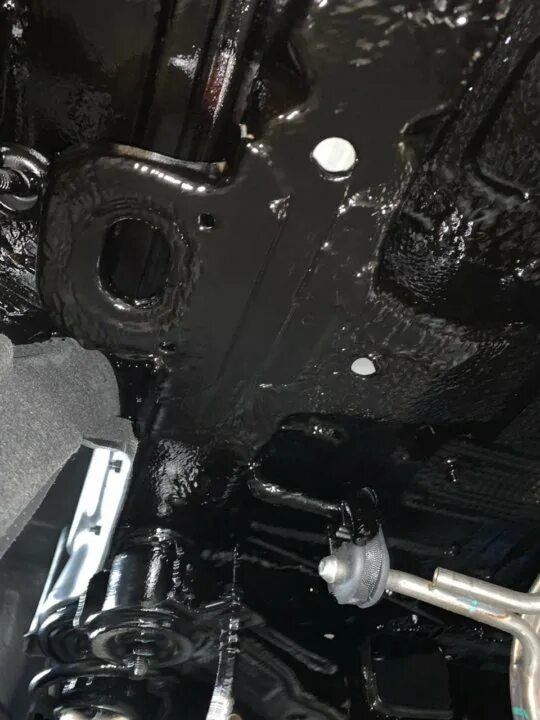 Антикорозийка отзывы. Антикоррозия днища. Аутлендер 3 антикор. Антикоррозионная обработка кузова. Керри антишум жидкие подкрылки.