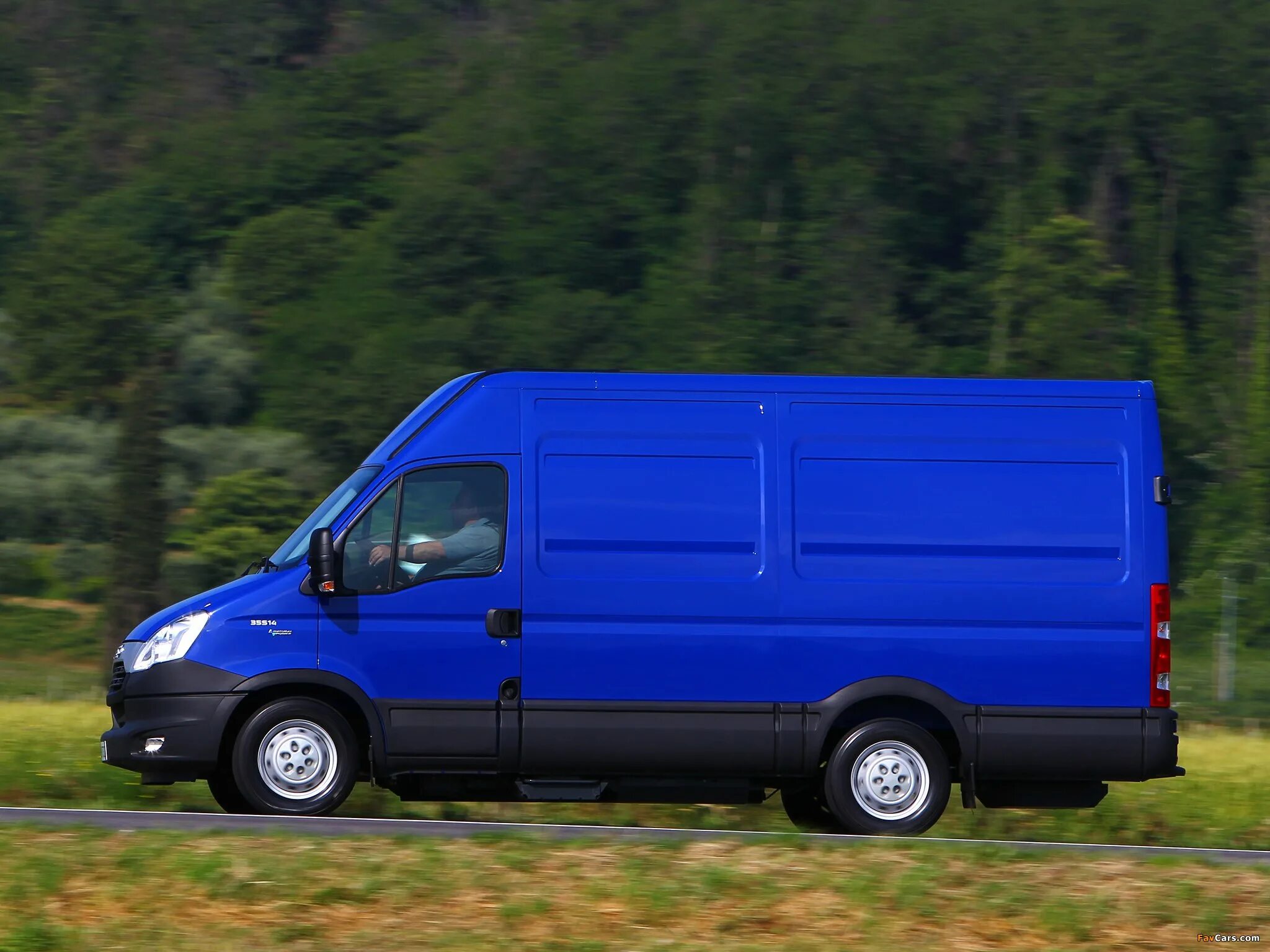 Фургон 14. Машина ивеко дейли. iveco daily фургон. iveco daily van. ивеко дейли цельнометаллический фургон.