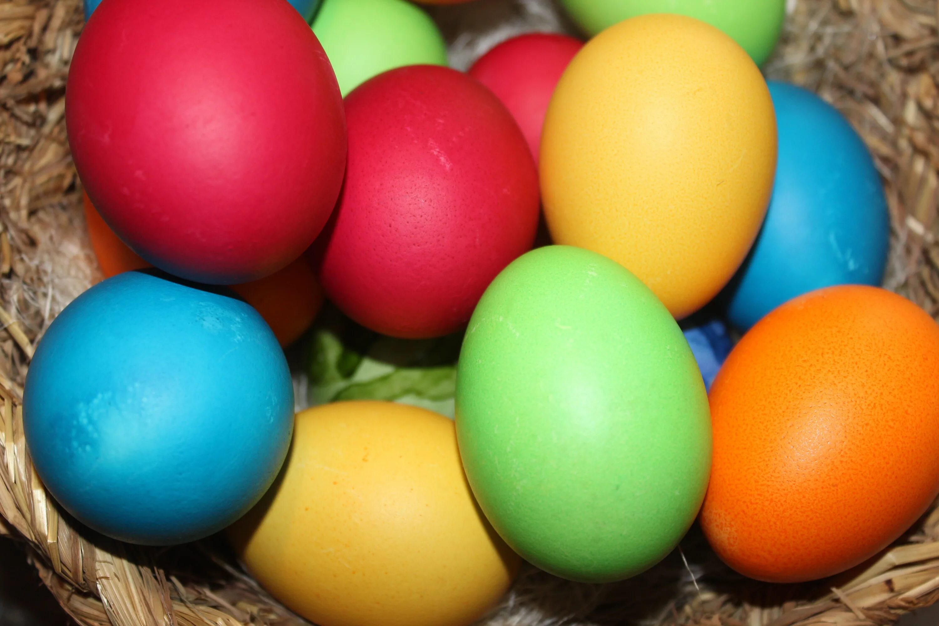 Разноцветные яйца на пасху. Великденски яйца. Цветные яйца. Разноцветные пасхальные яйца. Цветные яйца на Пасху.