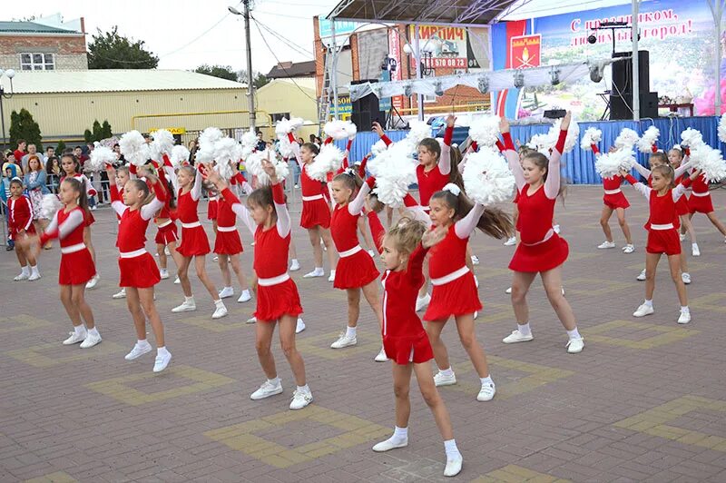 Погода на завтра семикаракорск. Черлидинг Семикаракорск. Семикаракорск школа. Арт-студия Импульс Семикаракорск. Семикаракорск Ростовская область.