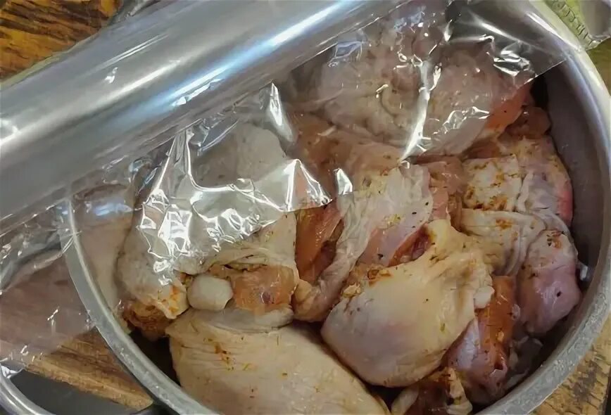 Тушка курицы в пятерочке. Курица кусками в духовке. Запеченная в рукаве для запекания. Кусочки курицы в рукаве для запекания. Кусочки курицы в рукаве для запекания.
