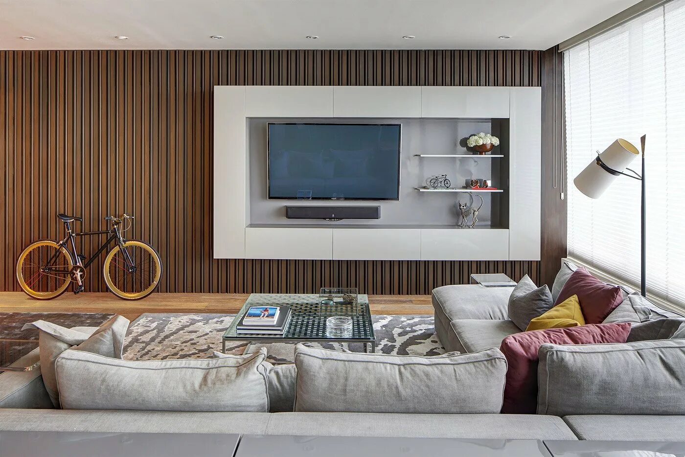 Телевизор в интерьере гостиной. Телевизор в интерьере. Телевизор на стене в интерьере. Декорирование стены с телевизором. Телевизор на стене в гостиной.
