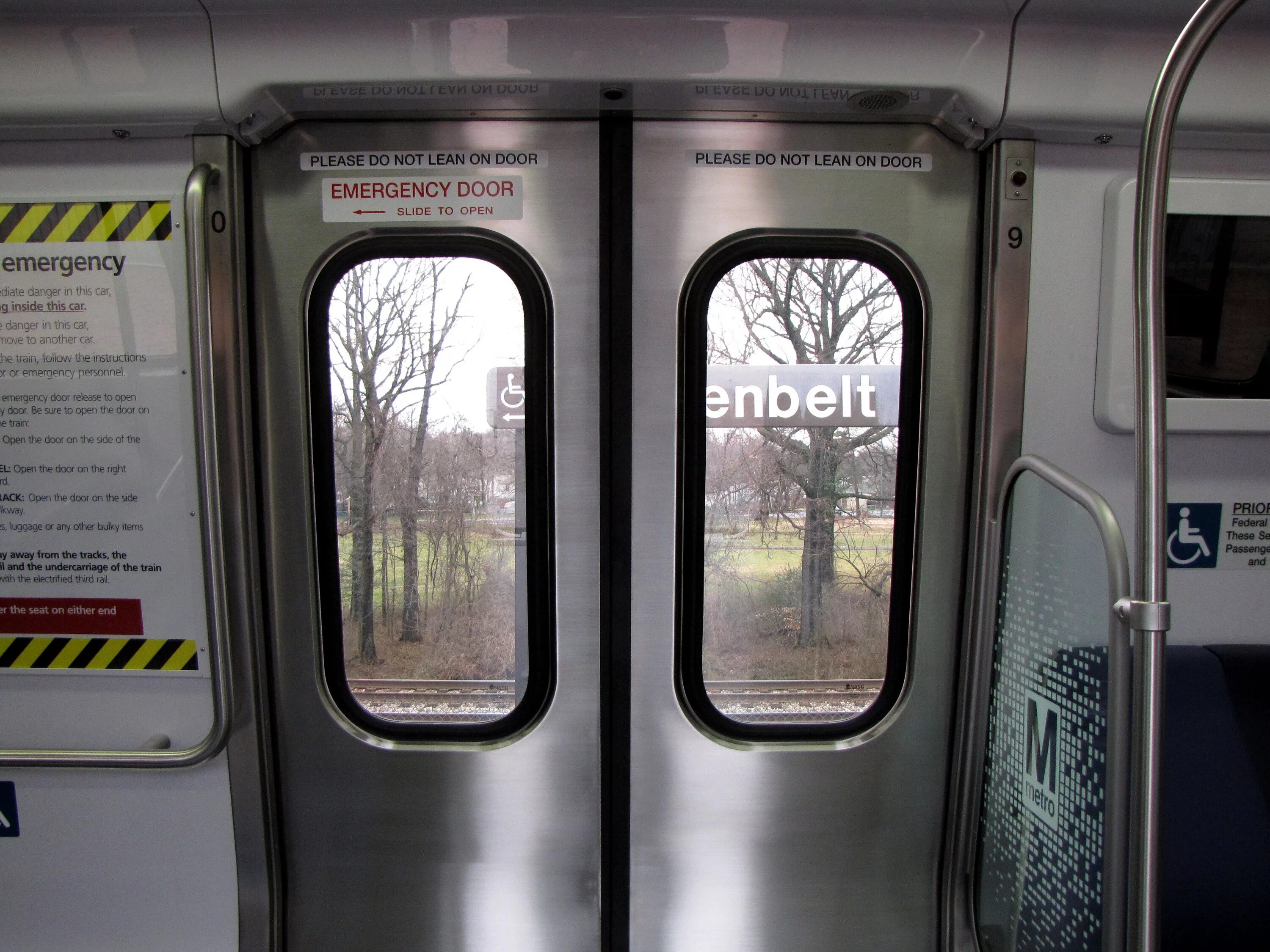 Двери метрополитена. Двери вагона метро. Двери вагона метро изнутри. Двери поезда метро. Двери метро изнутри.