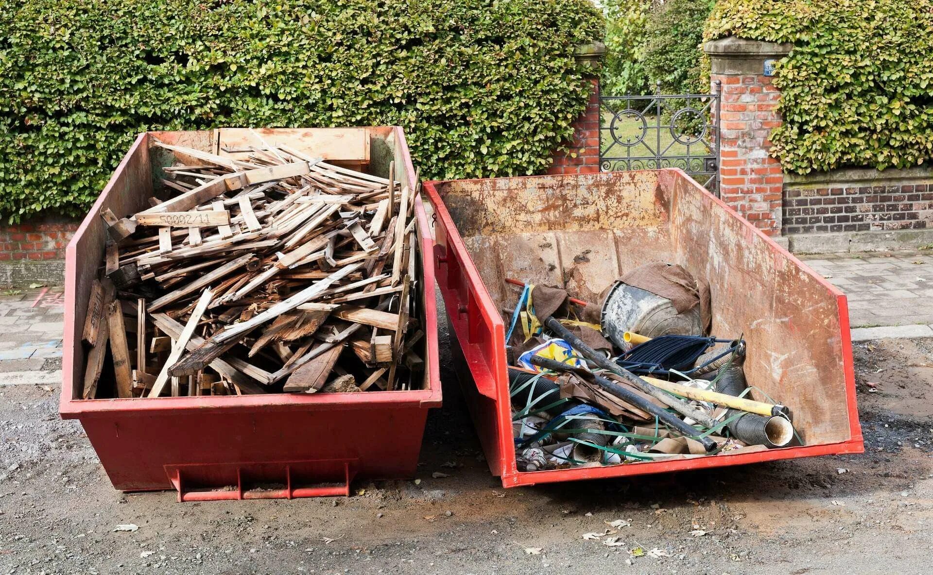 Строительный мусор. Вывоз мусора из дворов. Демонтаж ветхих сооружений. Отходы строительного мусора. Куда вывозят дом.
