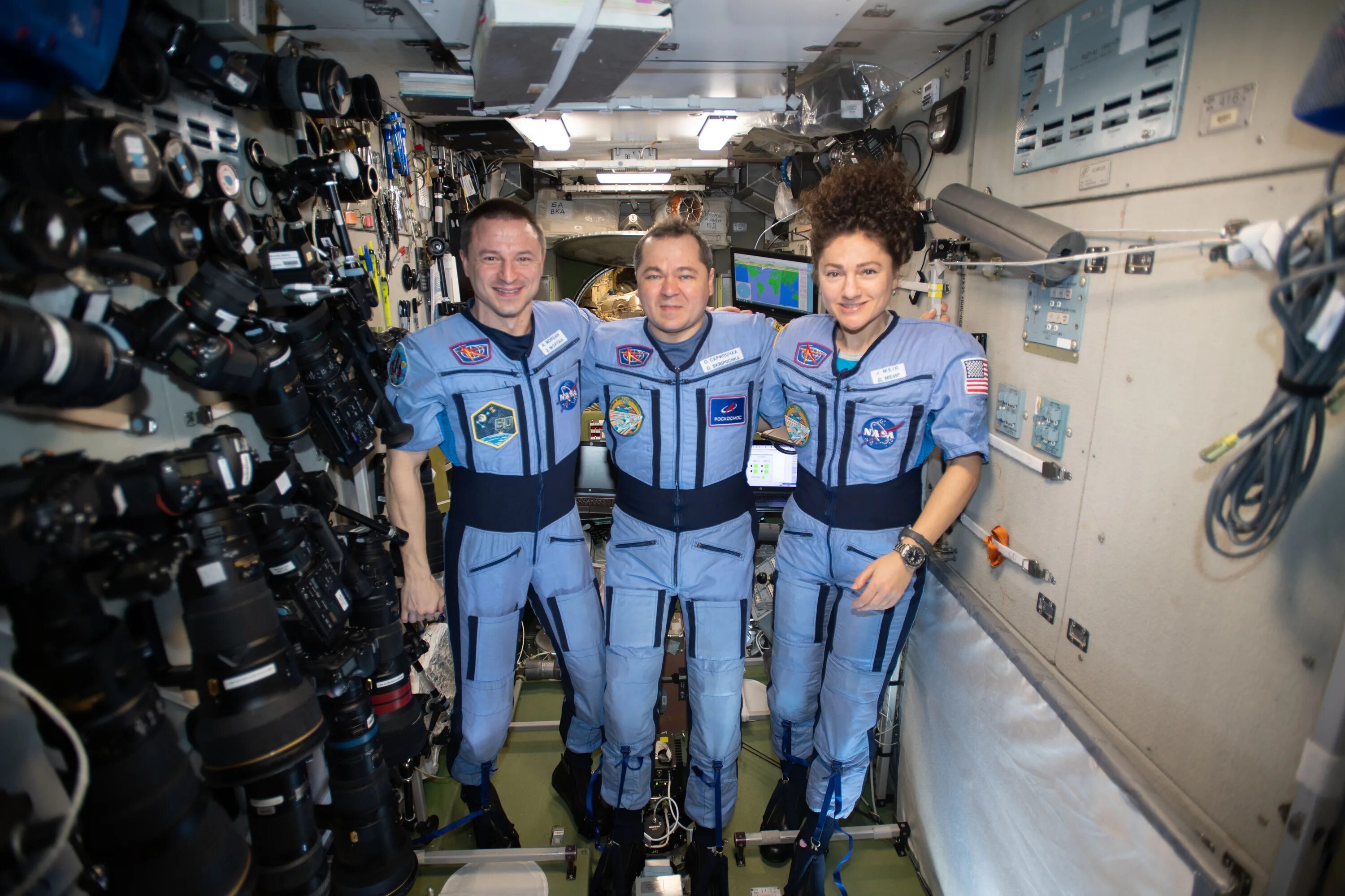 Сколько человек проводит в космосе. Международная Космическая станция МКС экипаж. МКС 2005 год.