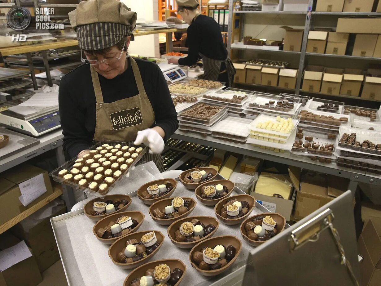 технолог кондитерского производства. упаковщик кондитерских изделий. укладчик кондитерских изделий. упаковщик кондитерских изделий. упаковка печенья на фабрике.