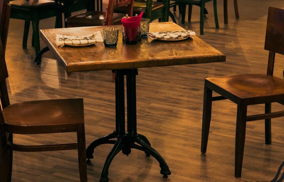 В кафе есть только квадратные столики 22. Столик в кафе. Стол для кафе. Столик бар. Стулья для ресторана.