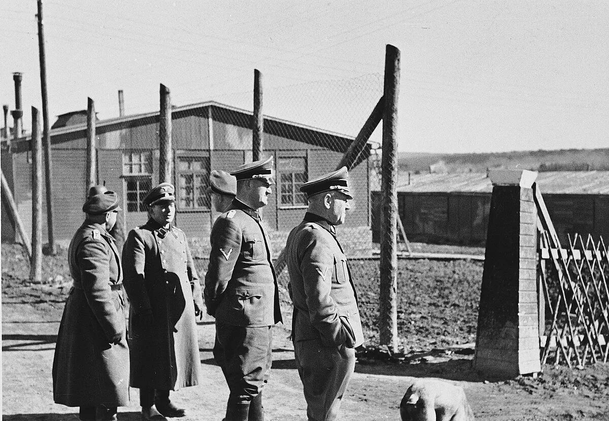 Concentration camp. Концентрационные лагеря Германии. Веймар концлагерь Бухенвальд. Аушвиц концлагерь надзиратель.