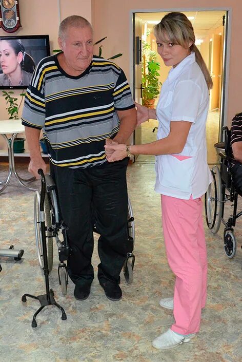 Реабилитация спортсменов после травм. Реабилитация после травмы. Ходунки для пенсионеров. Идет реабилитация. Реабилитация после эндопротезирования эндопротезирования коленного.