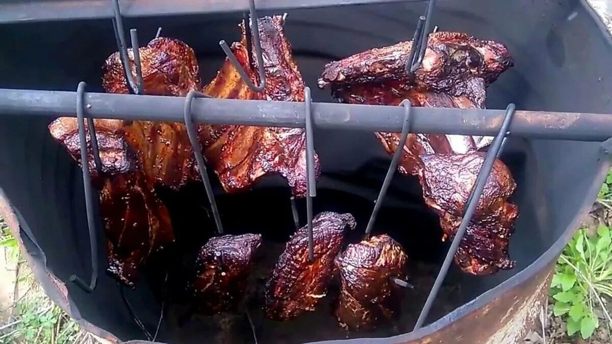 Маринад для копчения свинины в коптильне. Копчение. мясо горячего копчения. копчение в коптильне на костре. мясо в коптильне горячего.