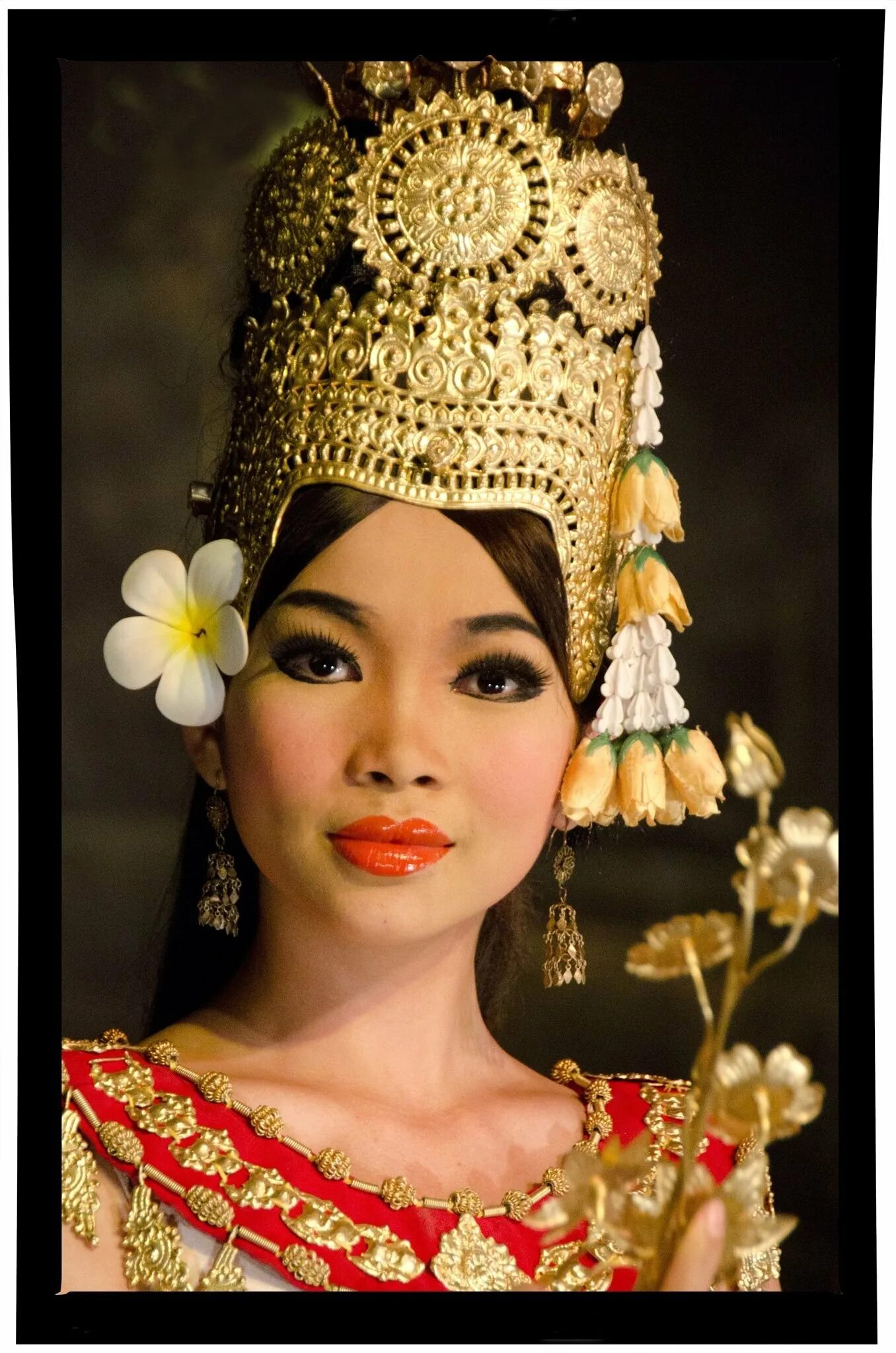 Старые тайки. Тайская корона. Танцовщица Апсара Камбоджа. Тайская девушка в национальном костюме. Национальный головной убор Тайланда.
