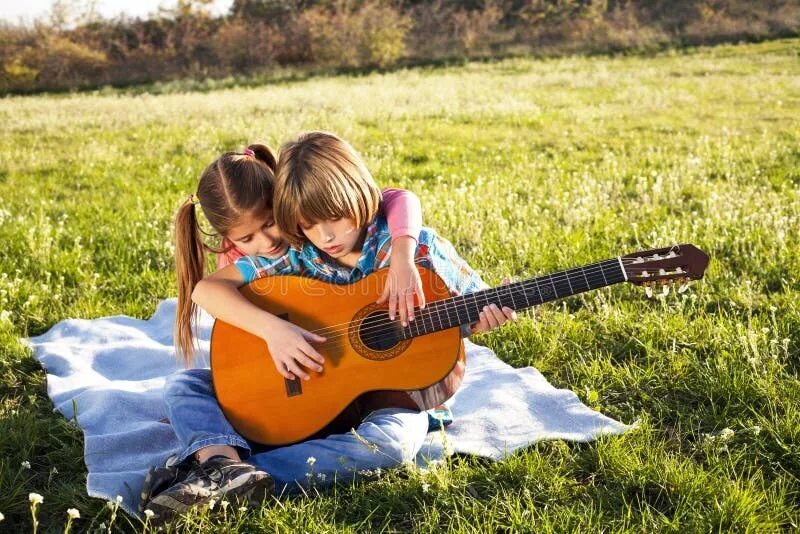 Гитара для детей. Мальчик и девочка с гитарой. Фотосессия с гитарой дети. Игра на гитаре. Включить музыку девочка