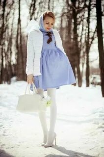 Девочка белое платье надела
