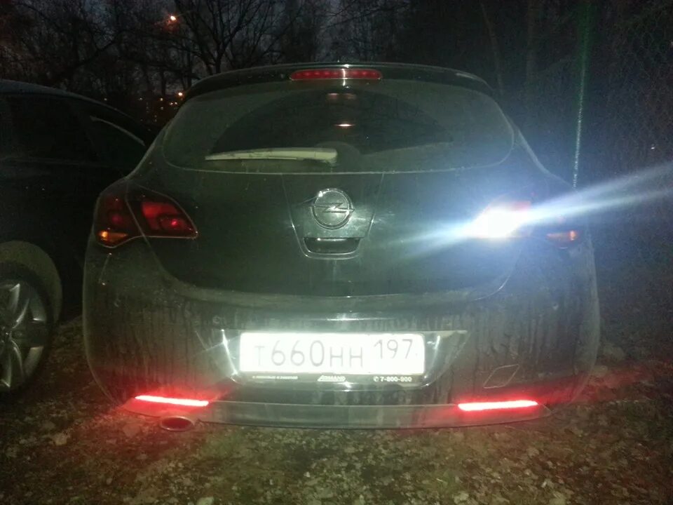 Opel Astra 2012 год задний ход лампа.