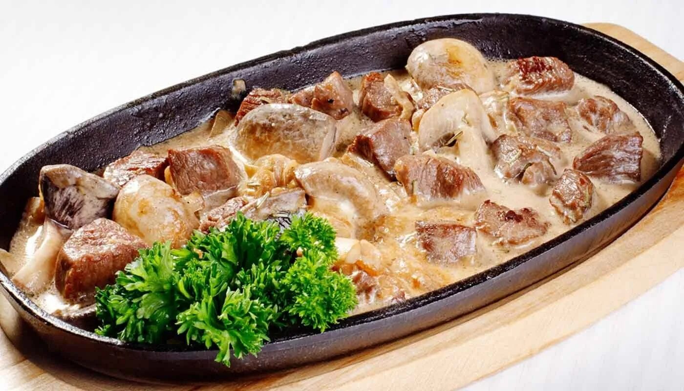 Свинина бефстроганов на сковороде. Говядина тушеная с грибами. свинина, тушеная с грибами, в сметанном соусе. говядина с грибами в сливочном соусе. свинина с грибами в сливочном соусе.