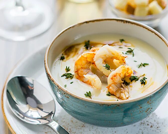 Рецепт вкусного супа с креветками. Креветочный крем суп. Сырный суп с креветками. Сырный крем суп с креветками. Сливочный суп с креветками.