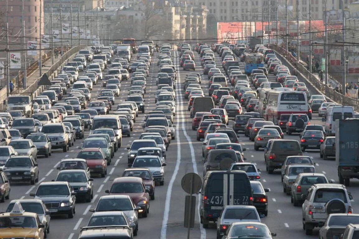 Больше дорог больше пробок. Московские пробки. Пробки в Москве. Автомобильные пробки в Москве. Пробки в Москве час пик.