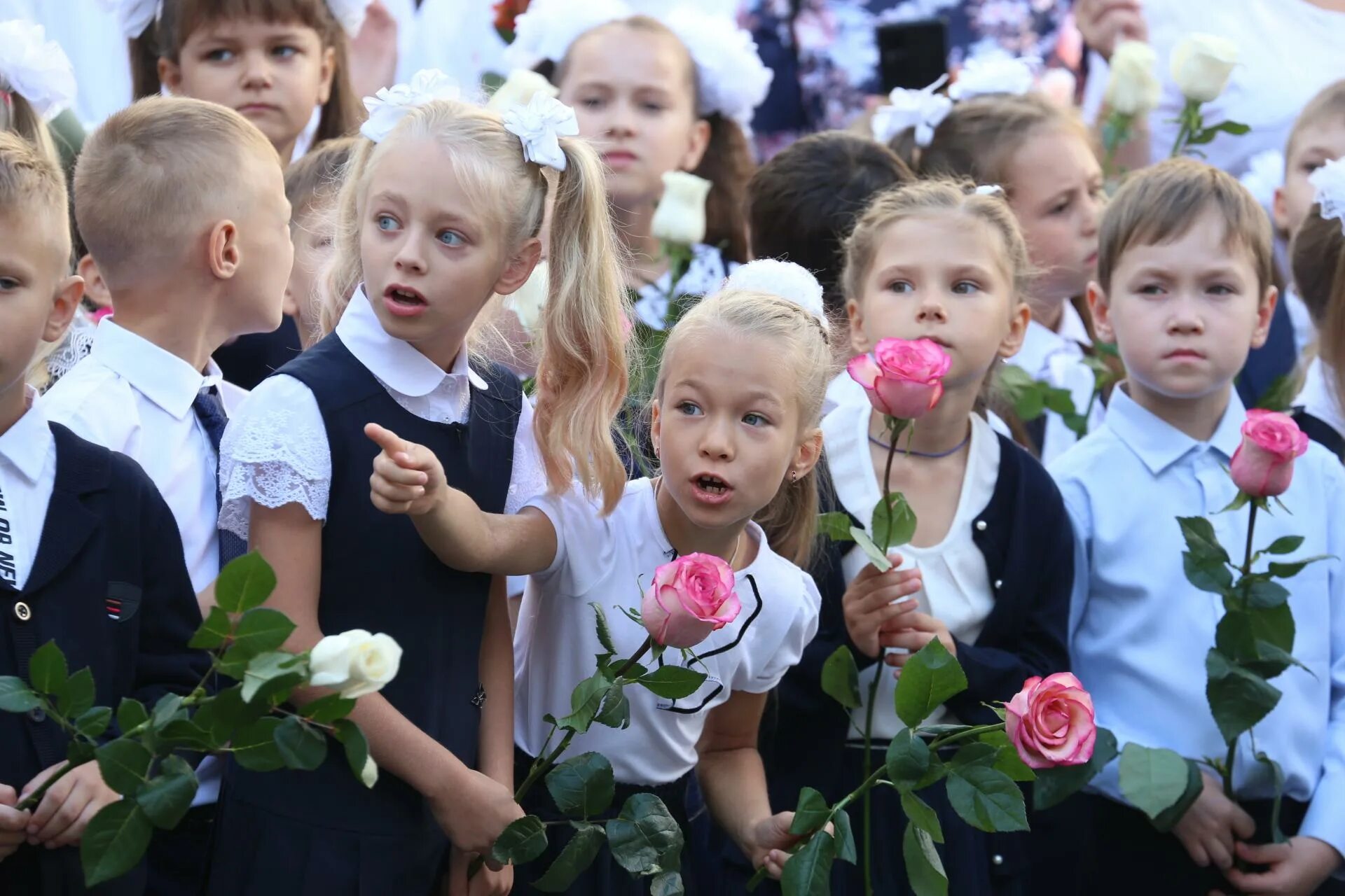 Выход первоклассников на линейку 1 сентября. Первоклассники. первоклашки на линейке. 1 сентября. первоклашки фото.