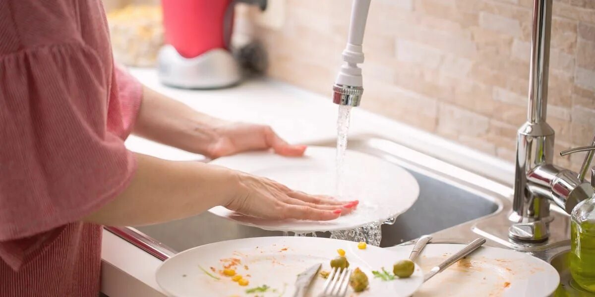 I will wash the dishes. Washing dishes. Женщина моющая посуду. I will wash the dishes. Clean dishes.