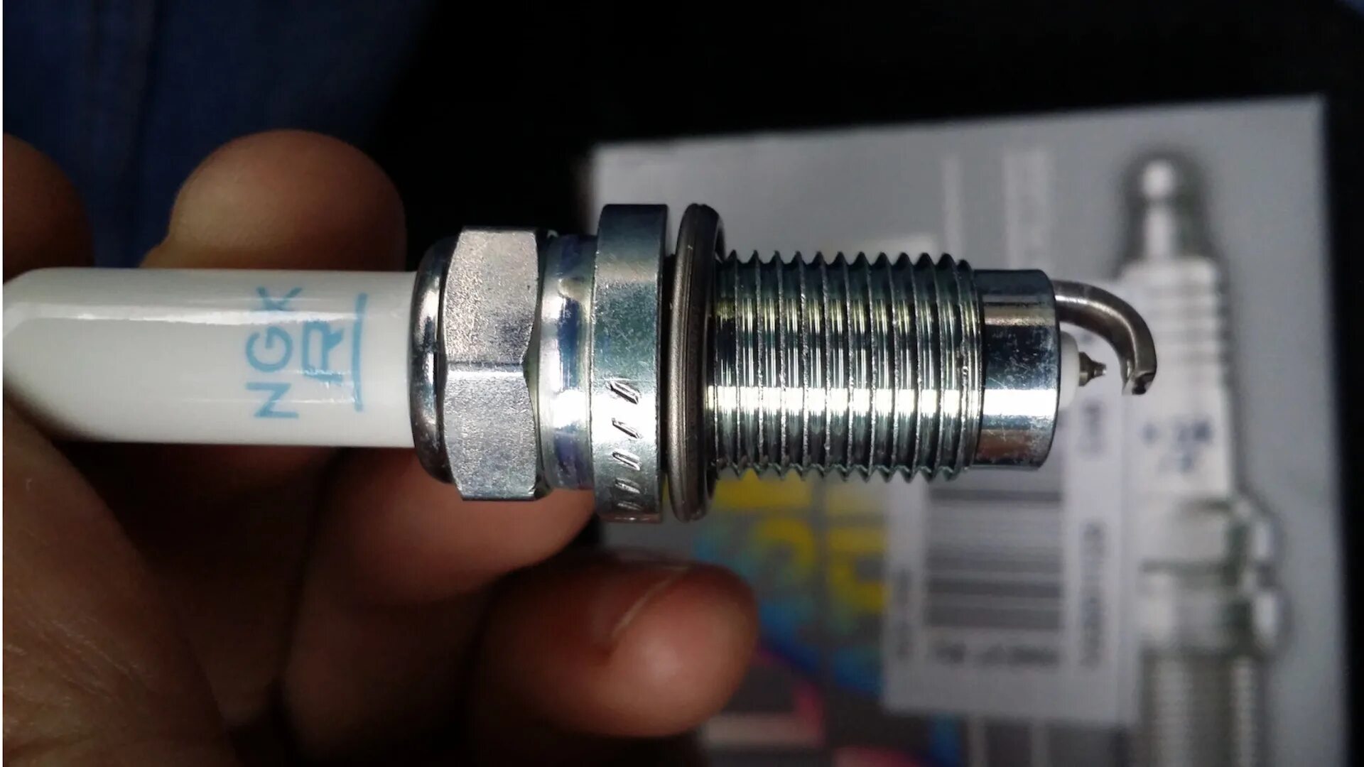 Окпд 2 свечи. 98 028 401 80 Свеча зажигания. Свеча зажигания ВАЗ 1111 Ока. Spark Plug spt110. Spark Plug Cover 4g15.