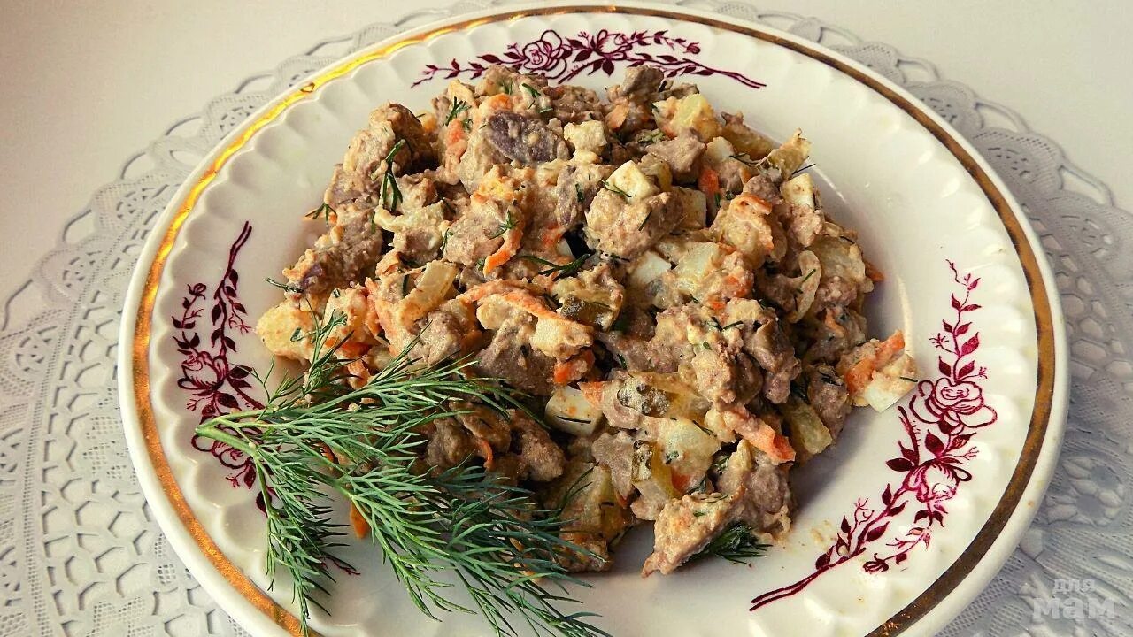 Салат с печенью и картошкой. Салат с куриной печенью и солеными огурцами. Салат из куриной печени с соленым огурцом. Салат с печени куриной соленым огурцом. Салат из печени куриной с солеными.