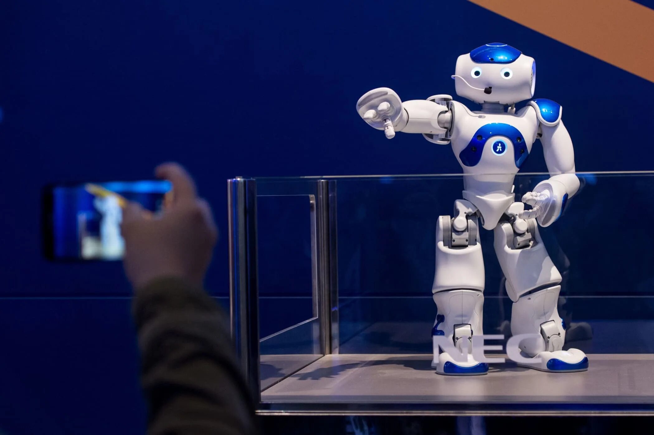 Индексирующий робот. Робот нао h25 evolution. робот мастер. фон роботы. инвестиции робот.