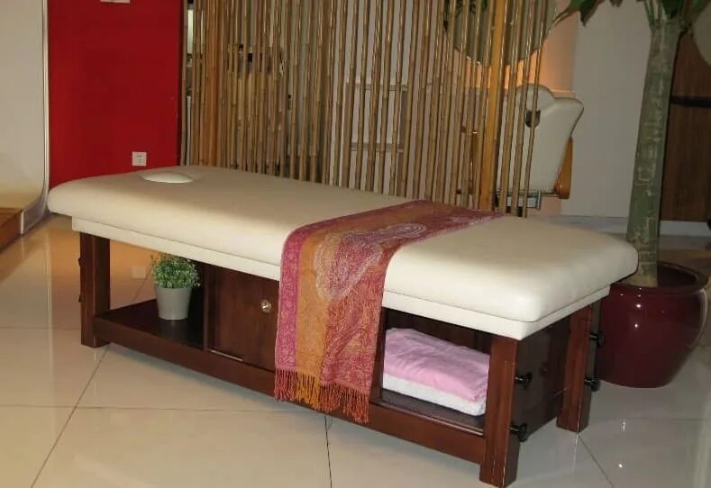 Что делают в массажке. Массажный стол Spa Lemi Wood. Стол для тайского массажа. Стол для тайского массажа деревянный. Тайские массажные столы.