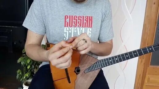 Научиться играть на балалайке с нуля. Одинарное пиццикато на балалайке. занятия по балалайке. балалайка 2 струны.