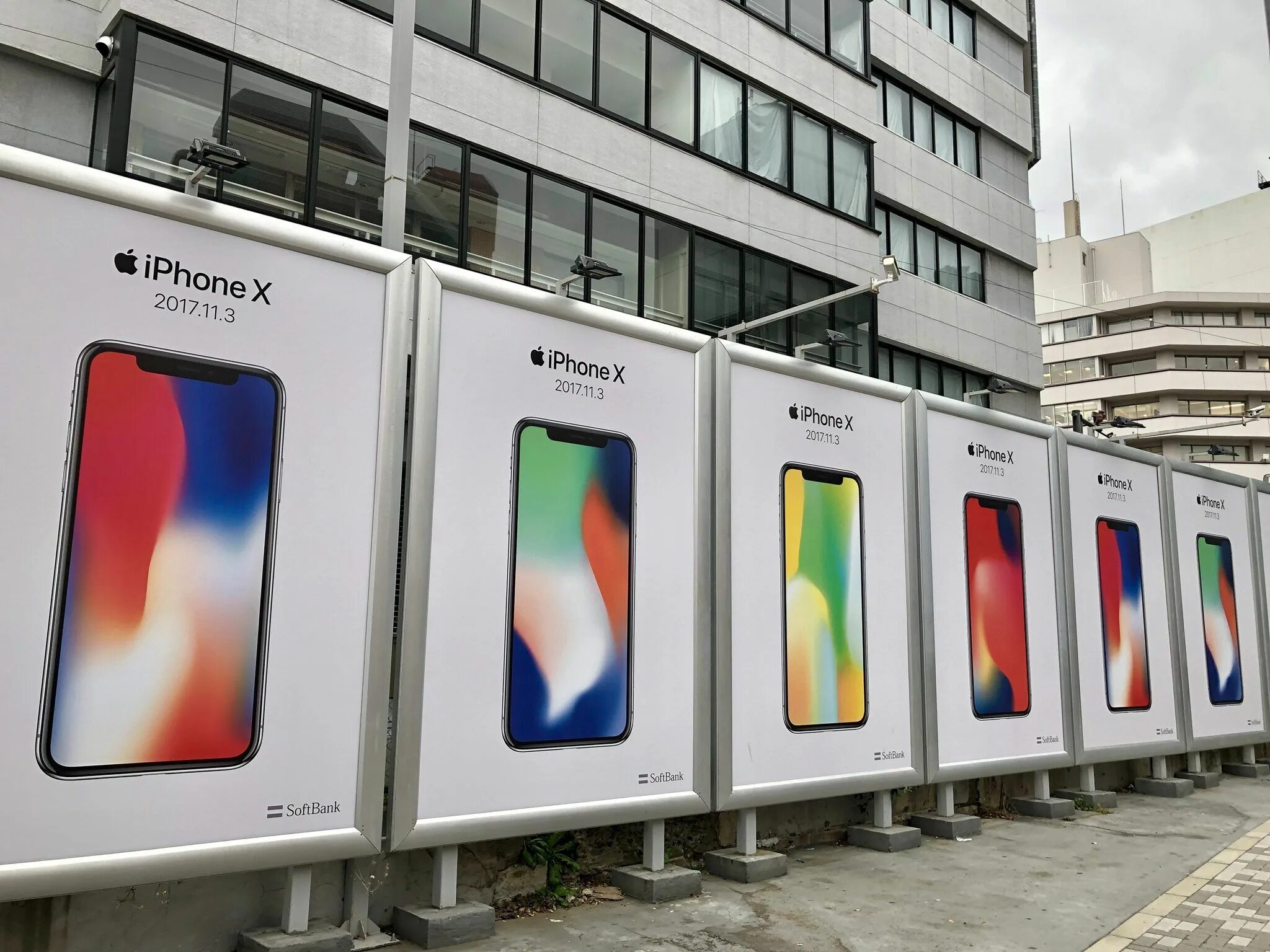 Реклама в играх iphones. Реклама айфона. Наружная реклама Apple. Рекламный баннер Apple. Рекламные плакаты Apple.