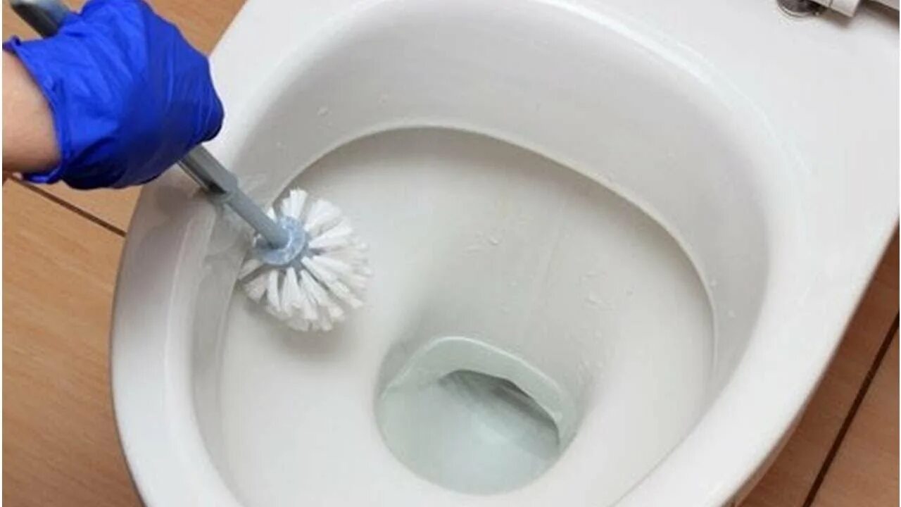 В ванной раковины унитазы чистят сколько раз. Чистка унитаза. Унитаз с известковым налетом. Смылись шарики для унитаза. Ванны раковины унитазы чистят.