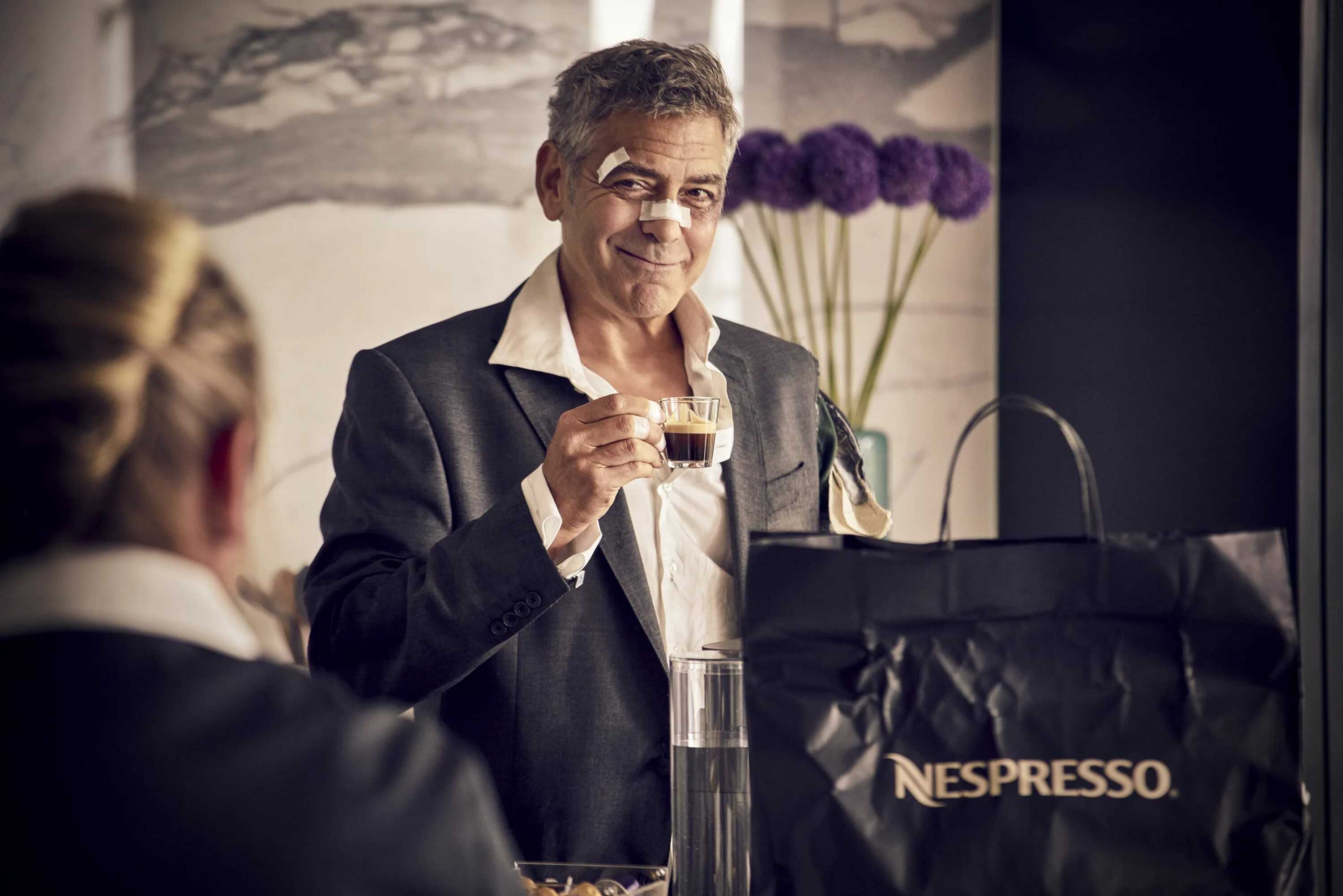 Рекламирует кофе. Джордж Клуни Nespresso. Джордж Клуни кофе неспрессо. Клуни неспрессо. Джордж Клуни реклама кофе.