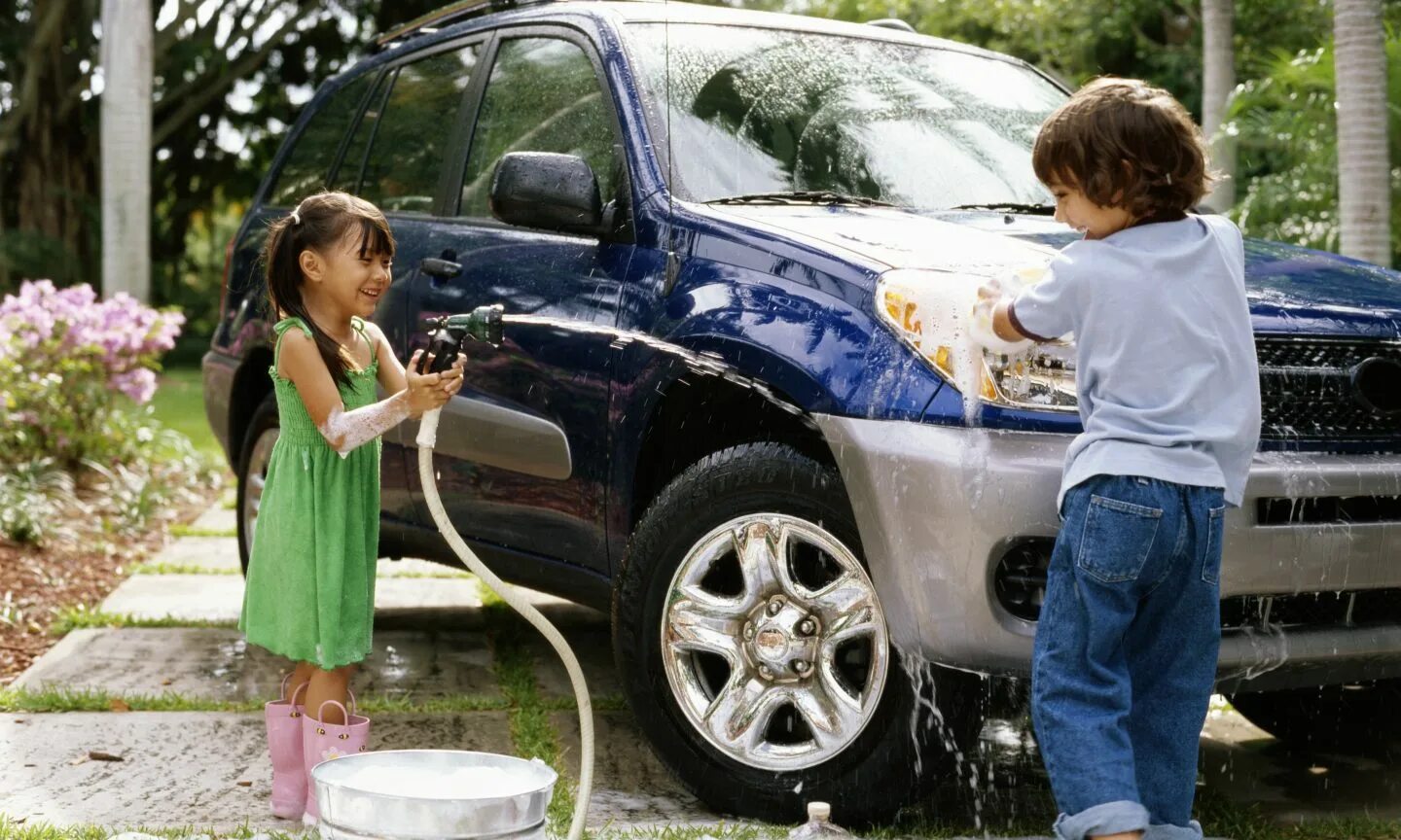 He clean the car. Мойка машины. Мойка машины на даче. Дети моют машину. Мойка машин детьми.