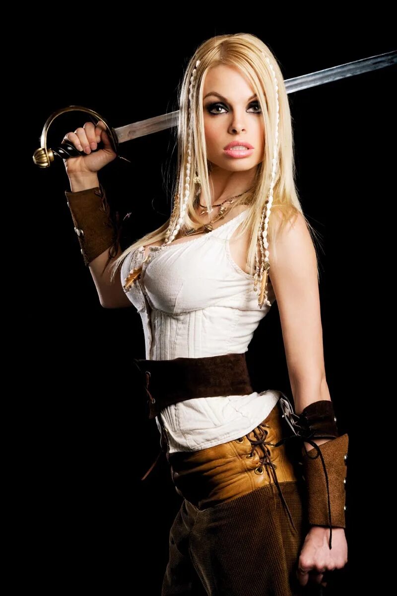 пираты 2005 кармен лувана. джесси джейн пираты 2005 фильм. джесси джейн пираты 2005. пираты фильм 2005 кадры. джесси джейн пираты карибского моря.