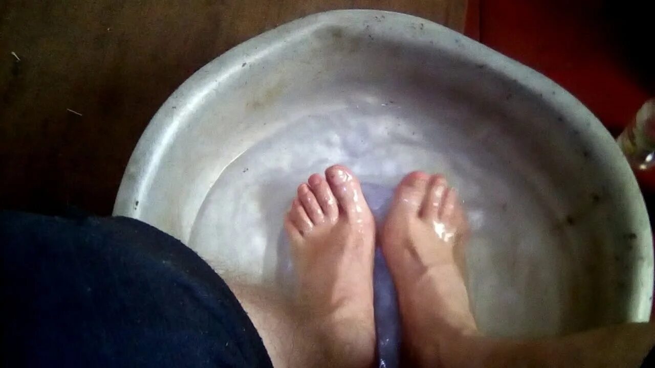 Можно ли держать ноги в горячей воде. Ноги в тазике с горячей водой. ноги в тазу.