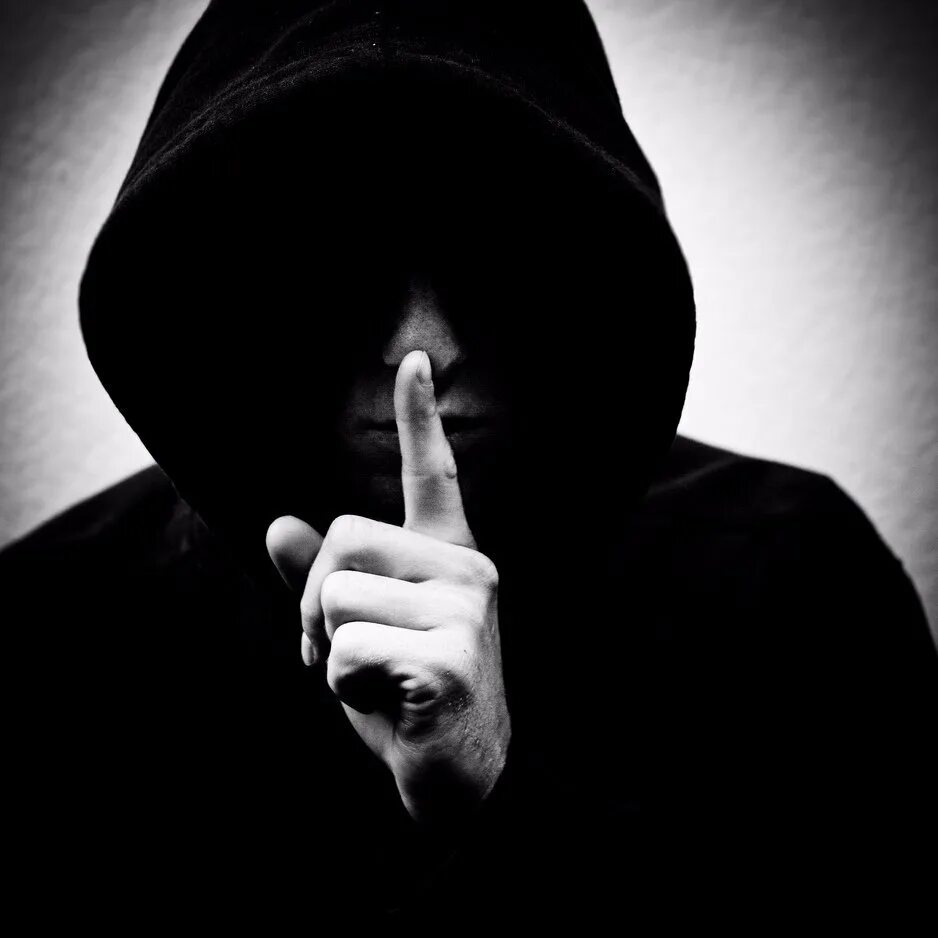 Мужчина в капюшоне. Парень в черном капюшоне. Макс чернов. Монах в капюшоне. Мужчина в капюшоне.