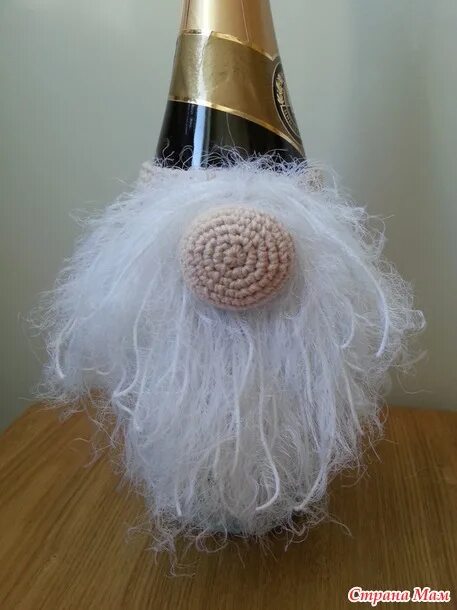 новогодний декор шампанского. новогоднее украшение на бутылку. ггом на бутылку шампанского. гном чехол на бутылку шампанского. чехол на бутылку гном крючком.