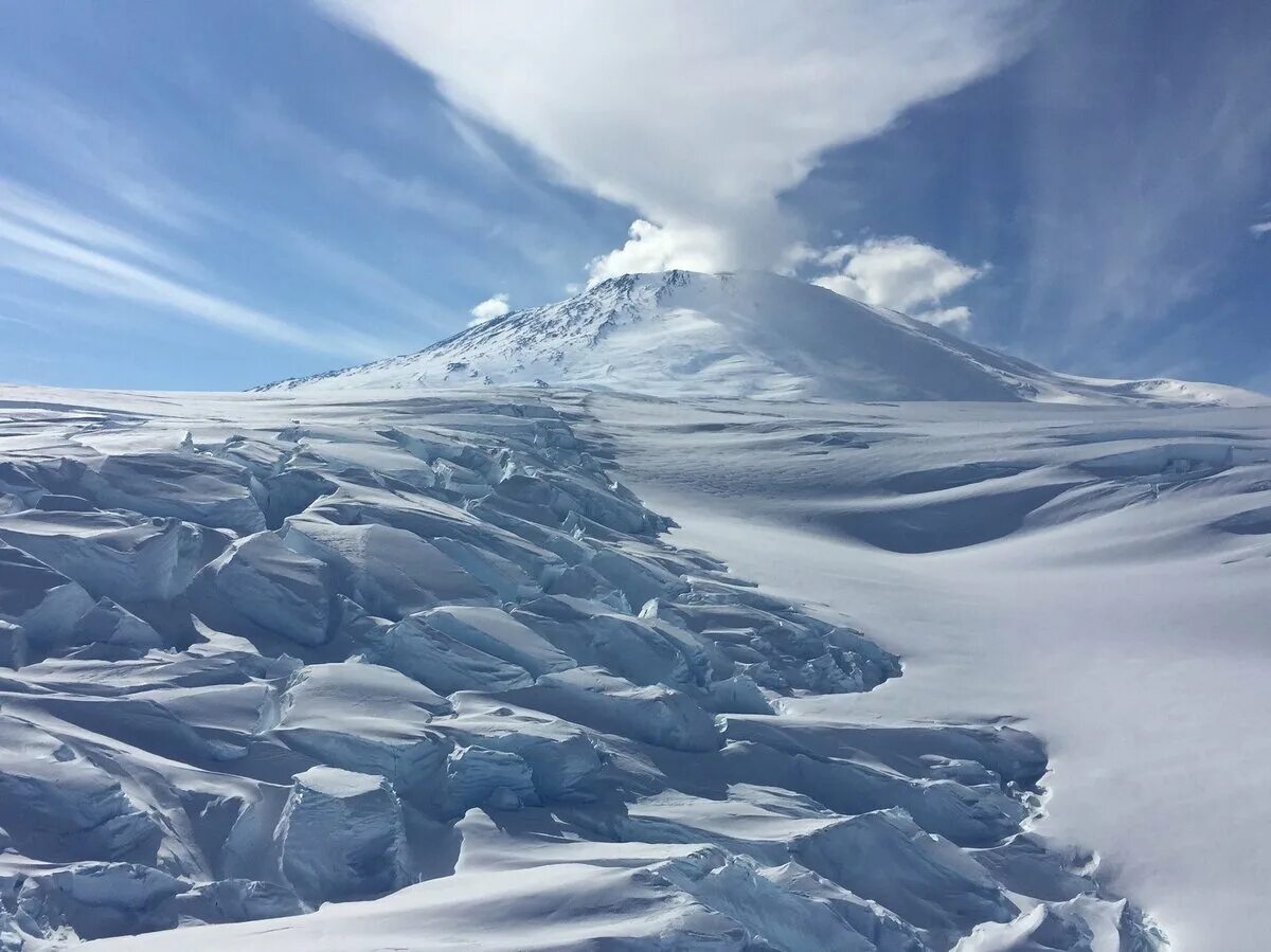 Вулкан гора эребус антарктида. Высокий вулкан антарктиды. Высокий вулкан антарктиды. Вулкан гора эребус антарктида. Вулкан сидлей антарктида.