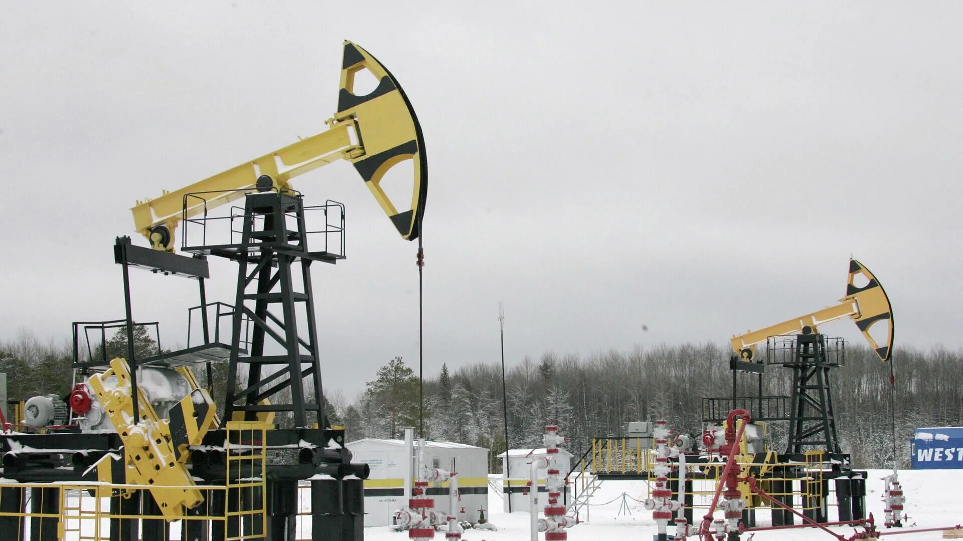 Нефтекачалки в хмао. Нефтяное месторождение хмао. Нефтяная качалка хмао югра. Нефтекачалки в хмао. Нижневартовск месторождения нефти.