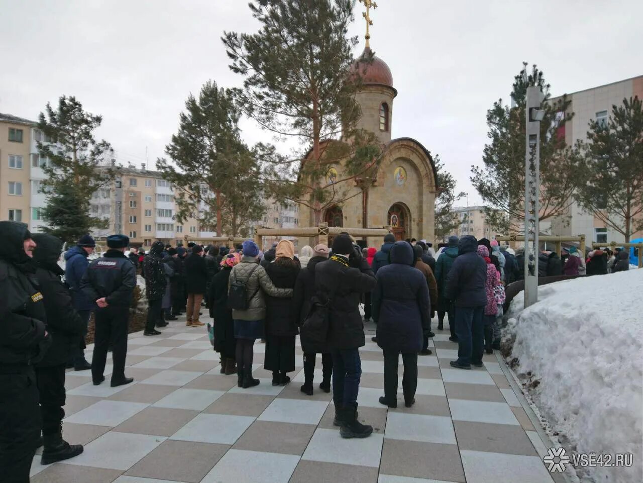 Зимняя вишня что сейчас на этом месте. Зимняя вишня Кемерово сейчас. 2018 Год Кемерово. Часовня Кемерово зимняя вишня. Зимняя вишня пожар в Кемерово.