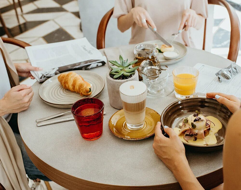 Ава бистро на цветном меню. Азбука вкуса гранд кафе. Кафе бистро москва. Меню примеры дизайна. Grace bistro патрики.
