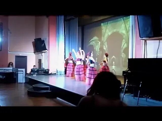 Танец королевы видео. Танец королевы видео. Ама квин кан танец. Танец королевы видео. Танец королева красоты.