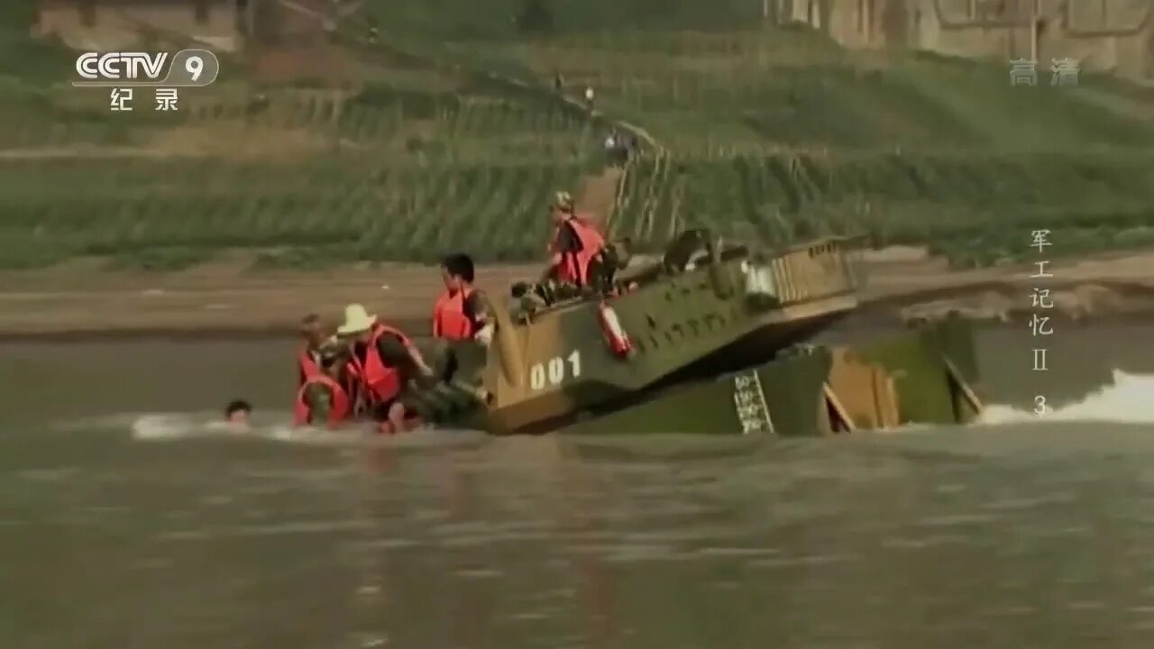 Танк утонул. Утопили танк 2015 год. Танк утонувший в Шане. 22220 Утопили танк. Китайская машина танк.