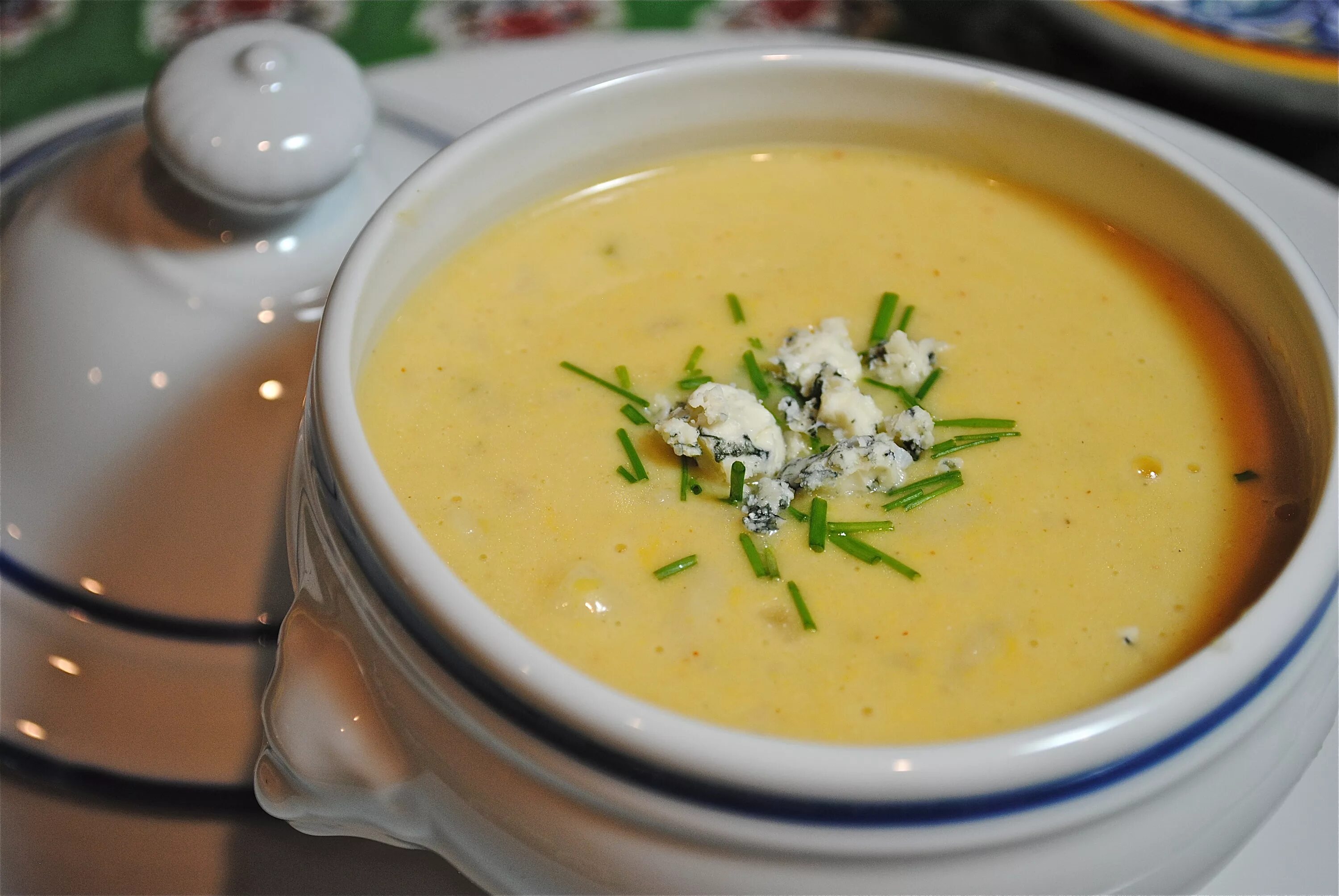 Суп пюре с плавленным сыром и курицей. Суп Романо сырный. Сырный суп Рокфор. Сырный суп с горгонзолой. Сырный суп с лапшой.